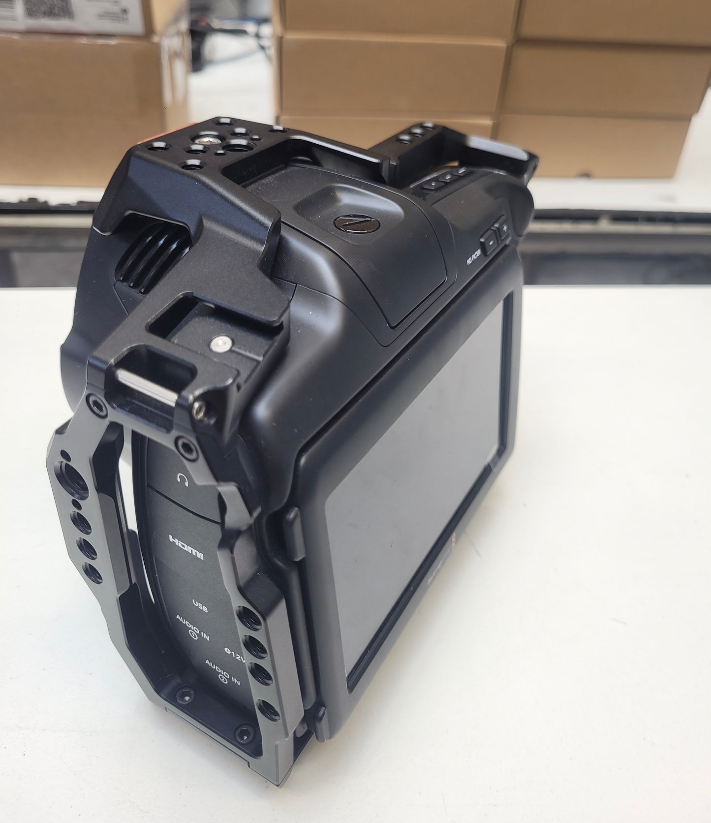 Blackmagic Kamera mit Objektiven, Stativ und weiterem Zubehör