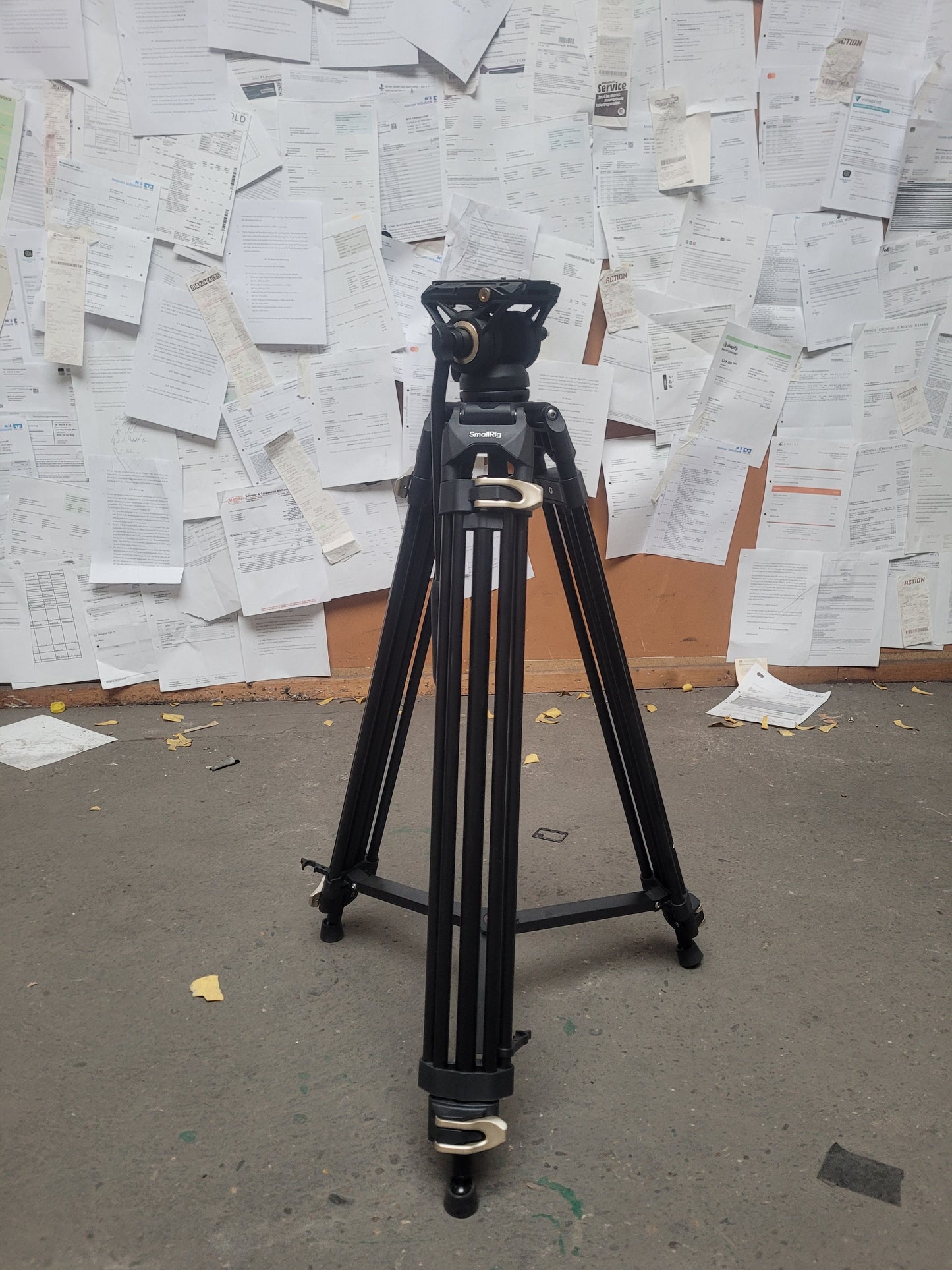 Blackmagic Kamera mit Objektiven, Stativ und weiterem Zubehör