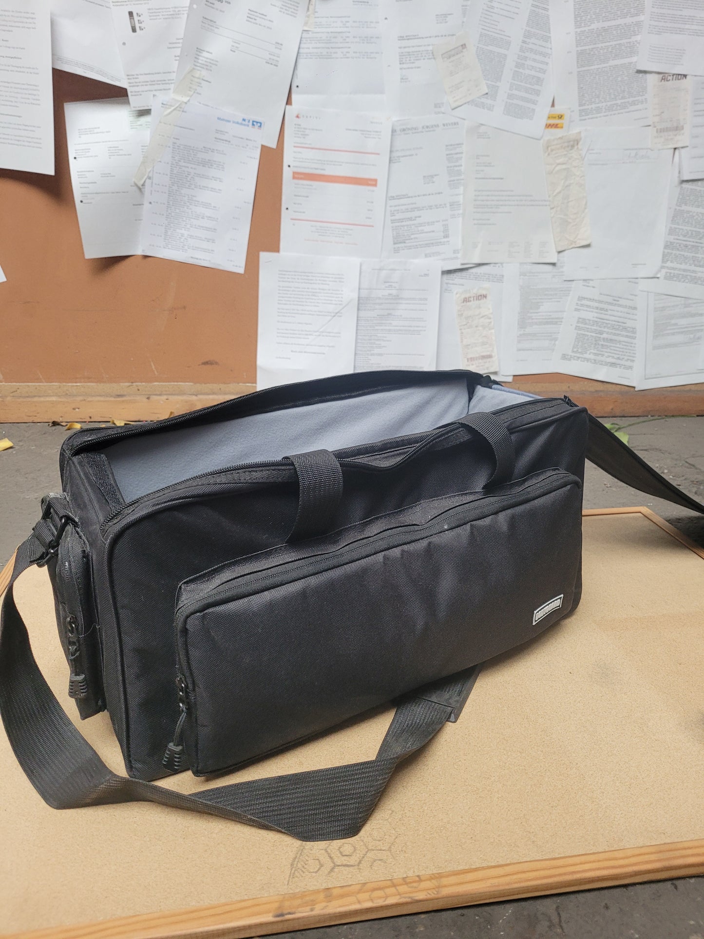 Blackmagic Kamera mit Objektiven, Stativ und weiterem Zubehör