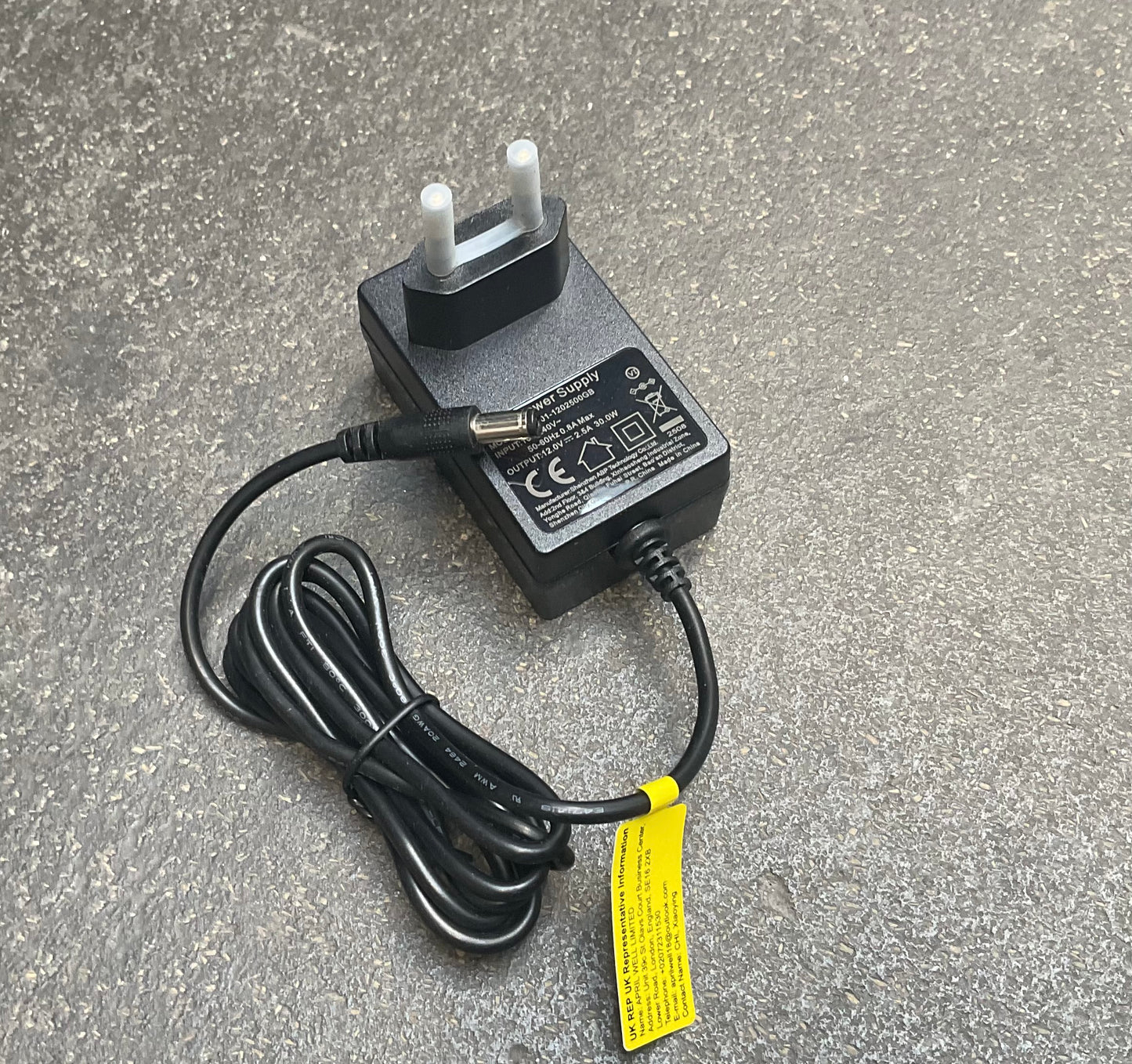 Netzteil 12V 2A – Universal-Steckernetzteil mit Hohlstecker