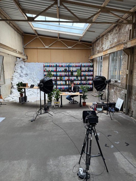 Blackmagic Kamera mit Objektiven, Stativ und weiterem Zubehör