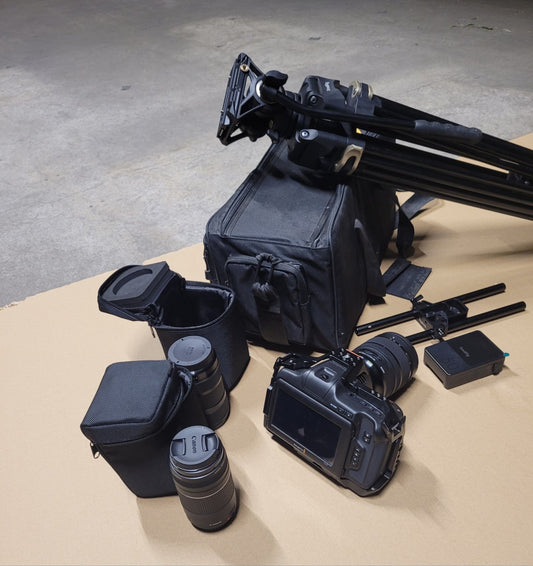 Blackmagic Kamera mit Objektiven, Stativ und weiterem Zubehör