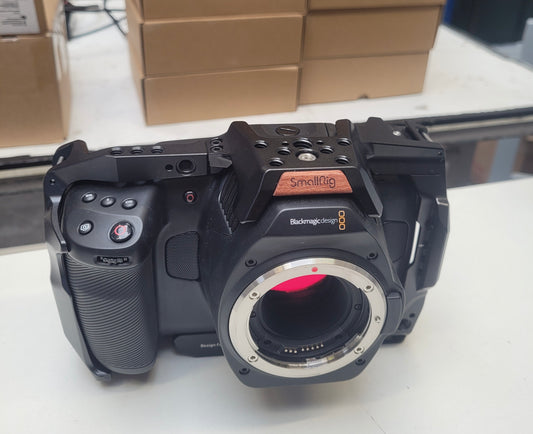 Blackmagic Kamera mit Objektiven, Stativ und weiterem Zubehör