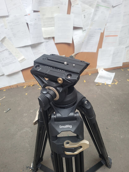 Blackmagic Kamera mit Objektiven, Stativ und weiterem Zubehör
